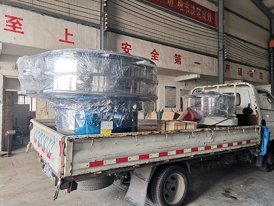 1.5米旋振篩、200型標準檢驗篩、直排篩發(fā)貨
