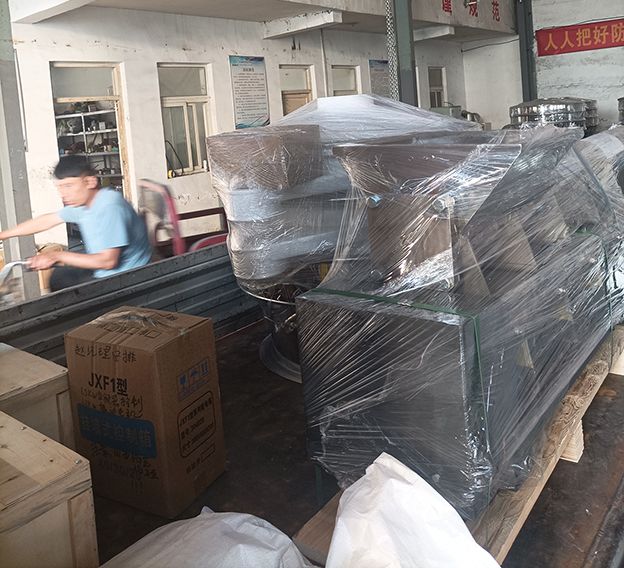 塑料旋振篩、電磁給料機(jī)發(fā)貨