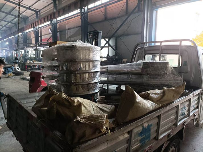 旋振篩、電磁給料機(jī)、硅膠軟連接發(fā)貨